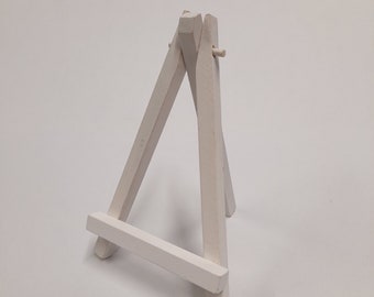 Schöne Mini Holzstaffelei mit weiß lackiertem Finish. Höhe 12cm Der Ständer wird von den 2 Beinen fest gehalten, was ihm hilft, stabil zu stehen