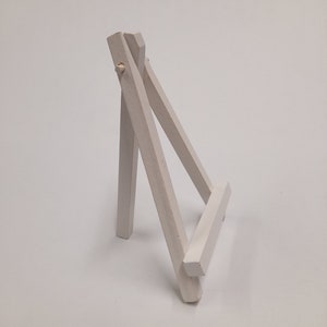 Schöne Mini Holzstaffelei mit weiß lackiertem Finish. Höhe 12cm Der Ständer wird von den 2 Beinen fest gehalten, was ihm hilft, stabil zu stehen Bild 2
