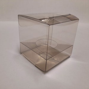 85mm x 85mm x 85mm Clear PVC Presentation/Display/Cupcake Box. Comes complete with an insert with 56mm hole. Pack sizes of 1,5,10,25