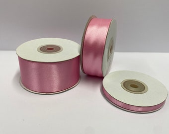 Rotoli di nastro di raso rosa da 25 metri nelle misure 6 mm, 12 mm, 25 mm, 38 mm. Monofacciale con texture diversa su ciascun lato. (081)