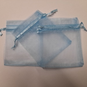 Light Blue 8cm x 10cm Quality Organza Gift Bags. Beautiful low cost Favour and Jewellery Bags. Choose from Packs of 10/20/25/30/40/and 50