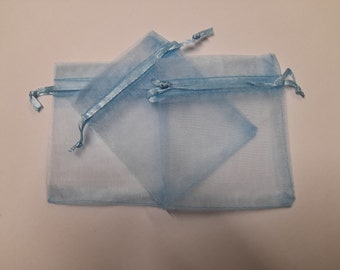 Light Blue 8cm x 10cm Quality Organza Gift Bags. Beautiful low cost Favour and Jewellery Bags. Choose from Packs of 10/20/25/30/40/and 50
