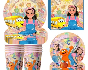 Puede incluir: Un juego de artículos para fiestas con platos, vasos y servilletas con temática escolar. El juego incluye imágenes de un autobús escolar, una niña con peto y bloques de letras. La combinación de colores es rosa pastel, amarillo y azul.