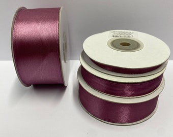 Rotoli di nastro in raso rosa scuro da 25 metri nelle misure 6 mm, 12 mm, 25 mm, 38 mm. Monofacciale con texture diversa su ciascun lato. (105)