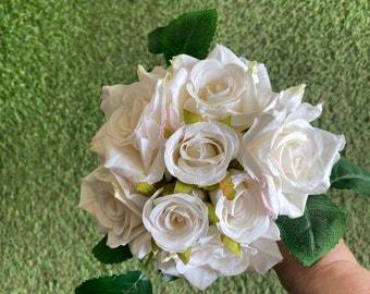 Crema Mini Tea Rose Cravatta a mano Mazzo di fiori artificiali Bouquet 8 teste. Splendidamente realistico. Ideale per esposizioni floreali, matrimoni, ecc.