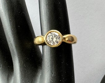 Mooie ring in massief 18 karaat goud en strasssteentjes - solitaire