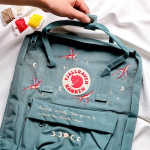 Sac à dos Kanken avec broderie dragon rouge | Dragon brodé personnalisé Fjallraven et étoiles scintillantes | Cartable unique