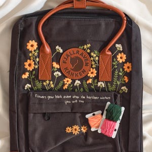 Bestickter Kanken Rucksack mit Sonnenblume, Löwenzahn, kleiner Blumenstickerei Rucksack, einzigartiger benutzerdefinierter Name gestickte Schultasche, Geschenk für sie