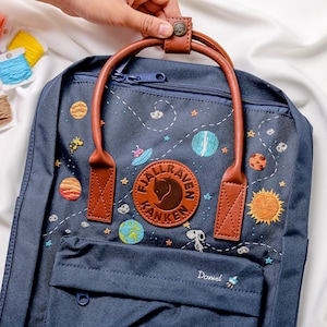 Rucksack bestickt mit Snoopy, Raumschiff und Galaxie | Personalisierter Name bestickter Rucksack | Einzigartiges Geschenk für Kinder