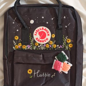Broderie Kanken Fjallraven personnalisée, tournesol, lavande, sac à dos brodé de fleurs personnalisées, cartable brodé avec prénom personnalisé