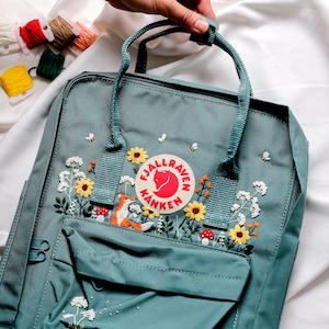 Rucksack Kanken mit Fuchs, Sonnenblume, Pilz und Biene bestickt | Süßer einzigartiger individuell bestickter Schulrucksack | Geschenk für Tochter