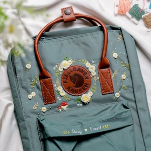 Individuell gestickter Fjällräven Kanken Rucksack mit Rose, individueller Name, Pilz, 3D-Blumen-Stickerei-Laptop-Rucksack für Frauen, Geschenk für sie