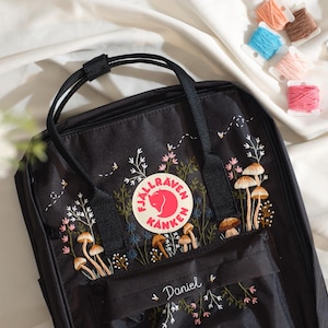 Individuell bestickter Rucksack, Blume, Pilze bestickter Fjällräven Kanken Custom, Mini-Rucksack, Stickerei, Wildblume, personalisiertes Geschenk