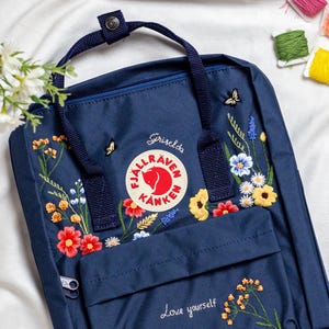 Individueller Rucksack Kanken mit Namen, Schultasche Stickblume, Schultasche mit Blumen bestickt, Fjällräven Kanken bestickte bunte Blume