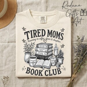 Club del libro delle mamme stanche che corrono a ritmo di caffè Chaos & Chapters PNG: Estetica da lettore PNG per amanti dei libri retrò (download digitale)