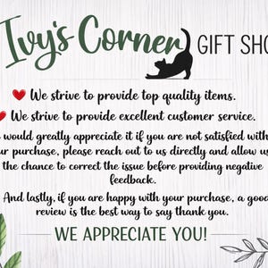 K&ouml;nnte beinhalten: Ein wei&szlig;es Schild mit gr&uuml;nem Text At Ivy's Corner GIFT SHOP, verziert mit einer schwarzen Katzensilhouette, roten Herzen und gr&uuml;nen Bl&auml;ttern. Der Text beschreibt Richtlinien zum Kundenservice und bittet um Feedback.