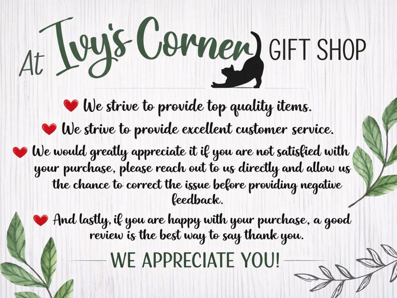 K&ouml;nnte beinhalten: Ein wei&szlig;es Schild mit gr&uuml;nem Text At Ivy's Corner GIFT SHOP, verziert mit einer schwarzen Katzensilhouette, roten Herzen und gr&uuml;nen Bl&auml;ttern. Der Text beschreibt Richtlinien zum Kundenservice und bittet um Feedback.