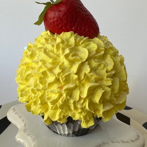 cupcakes, fake cupcakes, faux cupcakes, artificial cupcakes, fake food, fake desserts, artificial desserts, artificial food, faux desserts