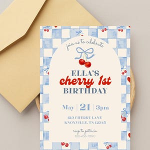 Puede incluir: Una invitación de cumpleaños con un patrón de cuadros azules y blancos e ilustraciones de cerezas. El texto dice "Ella's cherry 1st birthday" con la fecha, hora y lugar. Un sobre está en el fondo.