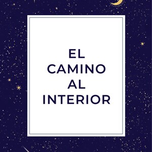 Op de afbeelding: Een witte rechthoek met een zwarte rand op een donkerblauwe achtergrond met gouden sterren en een halve maan. De tekst in de rechthoek luidt "EL CAMINO AL INTERIOR".