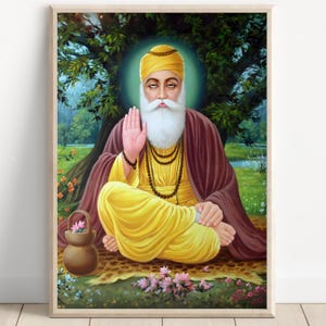 Può includere: Stampa incorniciata di una figura spirituale con turbante e abito gialli, seduta sotto un albero. La figura ha una lunga barba bianca ed è circondata da un'aureola verde. Un piccolo vaso con fiori è vicino, con uno sfondo di campo verde.