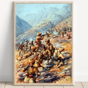 Può includere: Una stampa incorniciata di una scena di battaglia storica. I soldati in uniformi e turbanti beige sono raffigurati in un paesaggio montuoso, che sparano con i fucili. L'opera d'arte utilizza marroni, blu e arancioni, concentrandosi sull'azione e sui dettagli del conflitto.