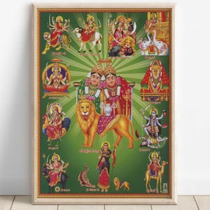 Puede incluir: Una ilustración colorida de diosas hindúes, incluyendo Durga, Kali y Lakshmi, representadas en varias poses y con diferentes monturas de animales. La imagen central muestra a Durga montando un león, con otras diosas a su alrededor. La imagen está sobre un fondo verde con un borde dorado.