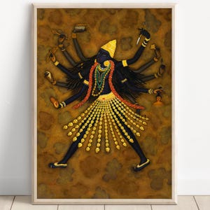 Puede incluir: Una impresión enmarcada de una deidad de múltiples brazos con piel oscura, adornada con joyas doradas y rojas y una cofia dorada. La figura se alza sobre un fondo marrón texturizado, sosteniendo varios objetos. La obra de arte está enmarcada en un marco de madera clara.
