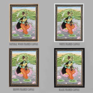 K&ouml;nnte beinhalten: Vier gerahmte Leinwanddrucke mit einer lebendigen Illustration einer Gottheit. Die Gottheit wird mit gr&uuml;ner Haut, orangefarbener Kleidung und dunklen Haaren dargestellt, vor einer Landschaft mit einer Lotusblume. Die Rahmen sind in Naturholz, Wei&szlig;, Braun und Schwarz erh&auml;ltlich.