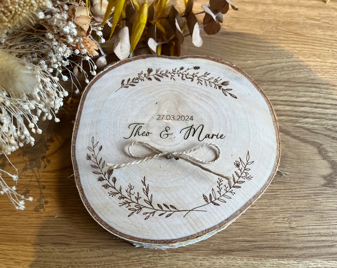 Featured listing image: Trauringhalter mit Gravur und Trockenblumen