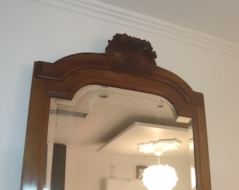 Ancien miroir Fin XIXè déb.1900 en MERISIER Verre biseauté fronton sculpté