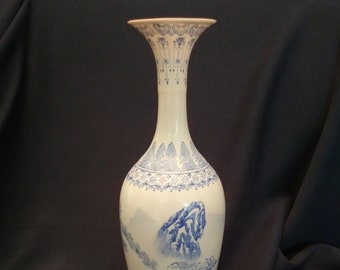 Beautiful Vintage Dainty Porcelain Chinese Vase