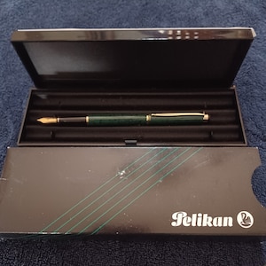 Pelican P381 Vintara-Grun (F)  14kt Nib Cartridge Fill Fountain Pen