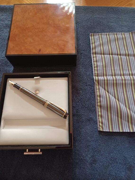 Parker Blue Pinstripe Centennial Fountain Pen ( 18kt Fine Nib)