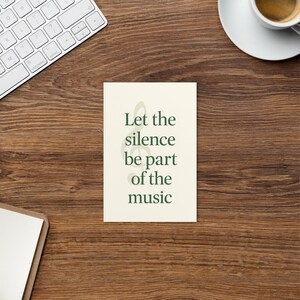 Cartolina musicale ispiratrice – "Lascia che il silenzio faccia parte della musica" – Biglietto d'auguri A6, regalo musicale, stampa artistica ecologica