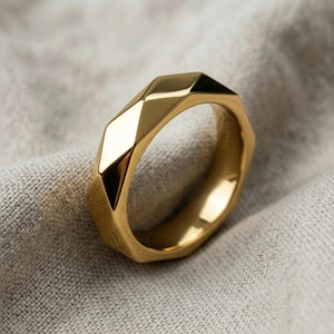 Geometrische gefacetteerde bandring van 925 sterlingzilver, 14K goud vermeil moderne trouwring, handgemaakte minimalistische sieraden voor mannen afbeelding 1