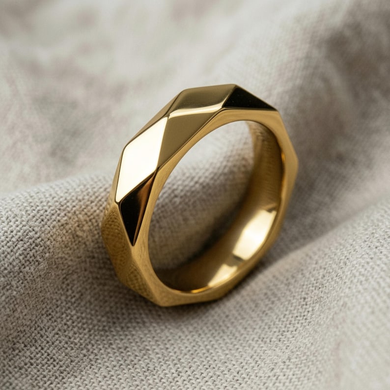 Geometrische gefacetteerde bandring van 925 sterlingzilver, 14K goud vermeil moderne trouwring, handgemaakte minimalistische sieraden voor mannen afbeelding 1