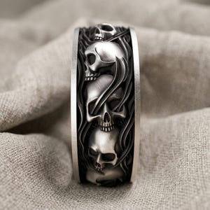 Skull Ring and Smoke in a circle Wedding Band, Mens Ring In S925 Sterling Silver,Biker Ring, Skull Ring,Engagement Ring, Anniversary Gift