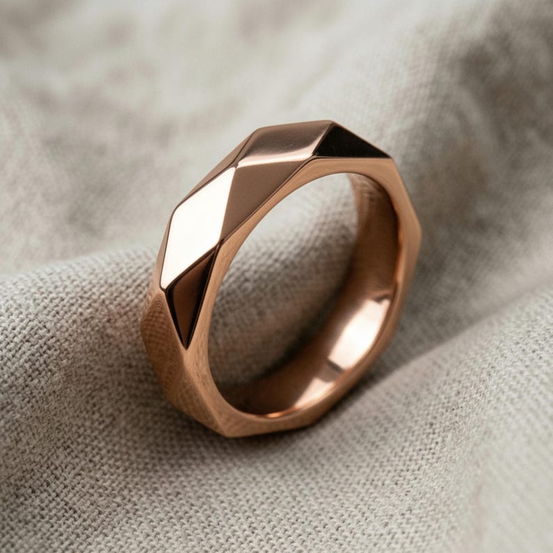Geometrische gefacetteerde bandring van 925 sterlingzilver, 14K goud vermeil moderne trouwring, handgemaakte minimalistische sieraden voor mannen Rose Plated Silver
