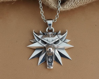 Colgante de la Escuela del Lobo en plata de ley pulida 925, medallón de lobo de brujo hecho a mano, joyería de juegos de fantasía, regalo para él, lobo plateado brillante