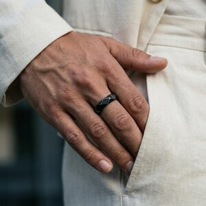 Geometrische gefacetteerde bandring van 925 sterlingzilver, 14K goud vermeil moderne trouwring, handgemaakte minimalistische sieraden voor mannen afbeelding 2