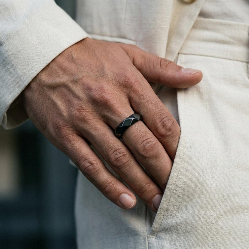 Geometrische gefacetteerde bandring van 925 sterlingzilver, 14K goud vermeil moderne trouwring, handgemaakte minimalistische sieraden voor mannen afbeelding 2