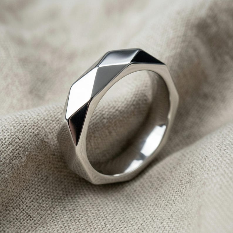 Geometrische gefacetteerde bandring van 925 sterlingzilver, 14K goud vermeil moderne trouwring, handgemaakte minimalistische sieraden voor mannen Polished Silver