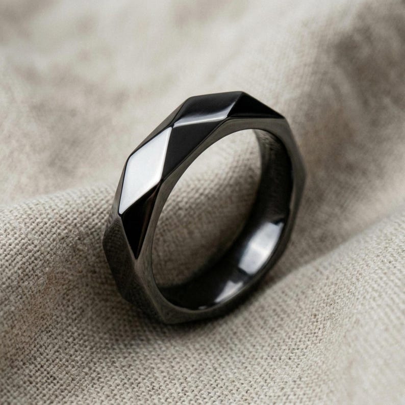 Geometrische gefacetteerde bandring van 925 sterlingzilver, 14K goud vermeil moderne trouwring, handgemaakte minimalistische sieraden voor mannen Black Rhodium Plated