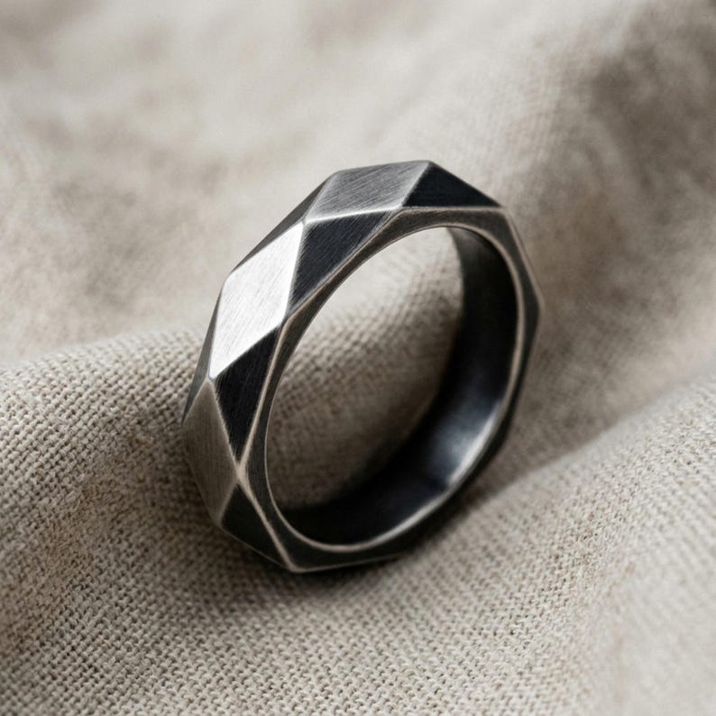Geometrische gefacetteerde bandring van 925 sterlingzilver, 14K goud vermeil moderne trouwring, handgemaakte minimalistische sieraden voor mannen Oxidized Matte