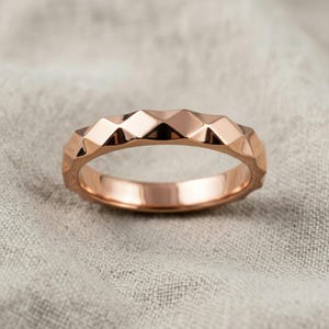 Anillo geométrico facetado en plata de ley 925, anillo minimalista de rombo con baño de oro rosa, joyería moderna.
