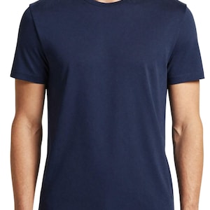 Puede incluir: Una camiseta azul marino con cuello redondo. La camiseta de manga corta est&aacute; hecha de un material suave. La camisa tiene un dise&ntilde;o cl&aacute;sico y sencillo.