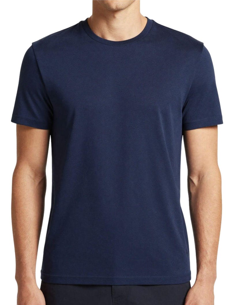 Puede incluir: Una camiseta azul marino con cuello redondo. La camiseta de manga corta est&aacute; hecha de un material suave. La camisa tiene un dise&ntilde;o cl&aacute;sico y sencillo.