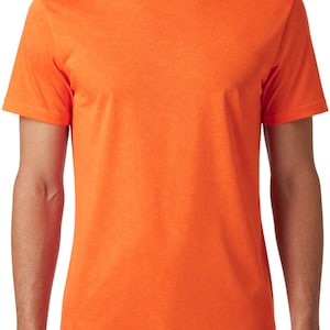 Puede incluir: Camiseta naranja brillante con cuello redondo. La camiseta de manga corta tiene un aspecto texturizado y un dise&ntilde;o cl&aacute;sico y sencillo. La camiseta est&aacute; hecha de un material ligero.
