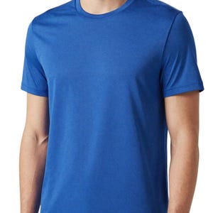 Puede incluir: Una camiseta azul real de manga corta. La camiseta tiene cuello redondo y est&aacute; hecha de una tela suave, posiblemente atl&eacute;tica. La camiseta es de color liso y parece ser una prenda b&aacute;sica para el d&iacute;a a d&iacute;a.